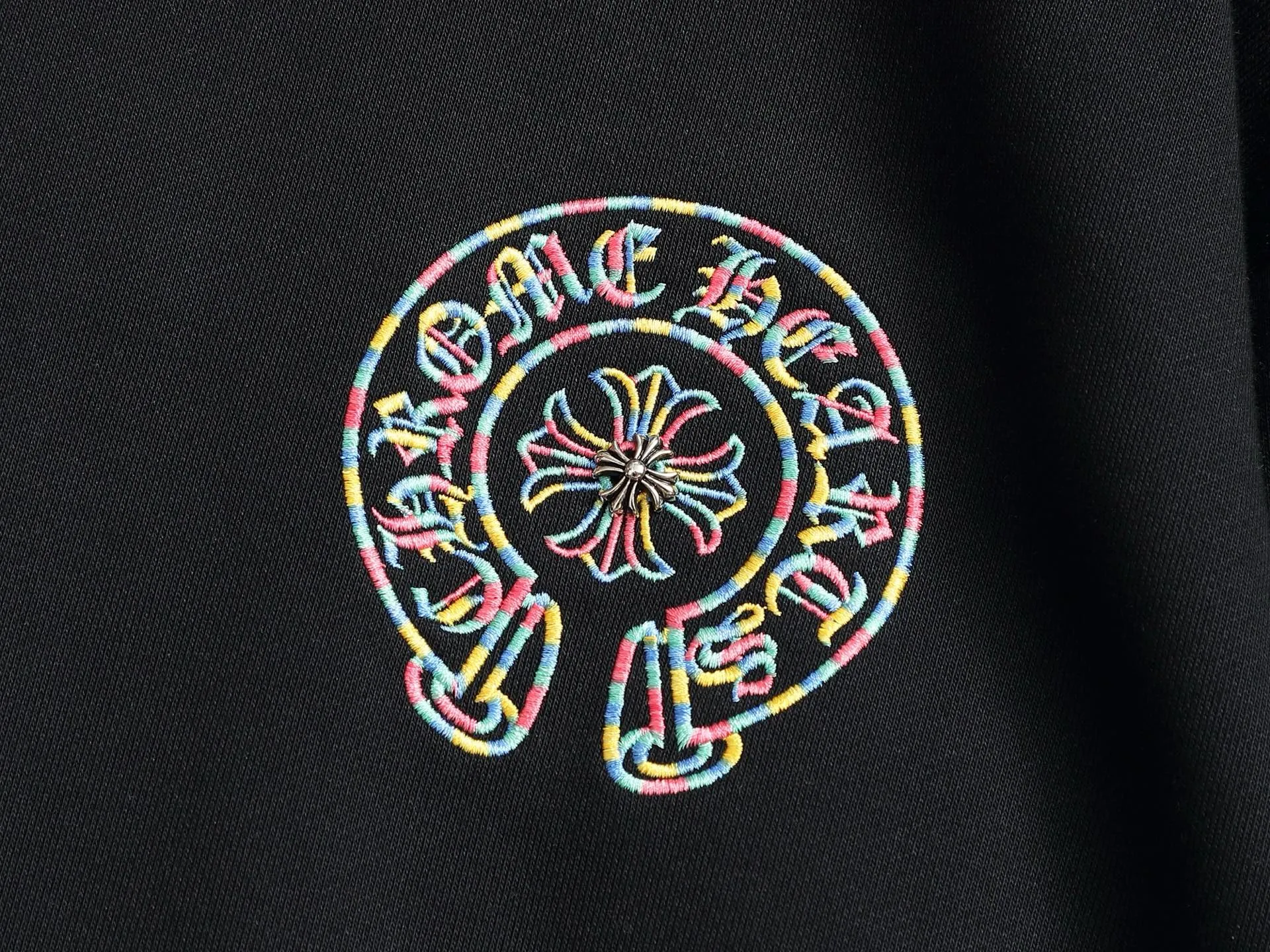 P250 Chrome hearts ch Chrome hearts cross horse LOGO round neck sweatshirt with thousands of needle embroidery crafts. Large version. Loose and stylish. The difference is the low version, the slim version, the upper body and the crotch. 100% commitment: top quality, not fast food. The highest version on the market. Top quality, 450 grams. 26 custom-dyed double yarn cotton, same style for men and women, complete with three standards. Color: Black White Size: SMLXL